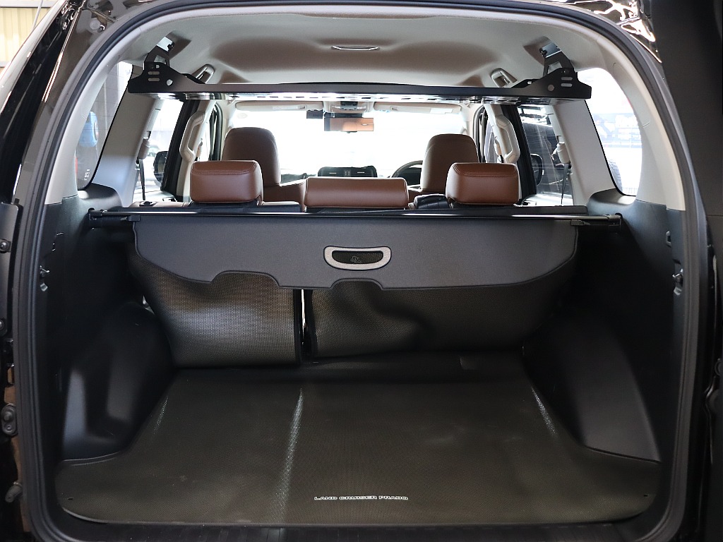 5人乗りなのでラゲッジトノカバー装着！