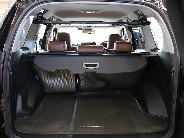 5人乗りなのでラゲッジトノカバー装着！