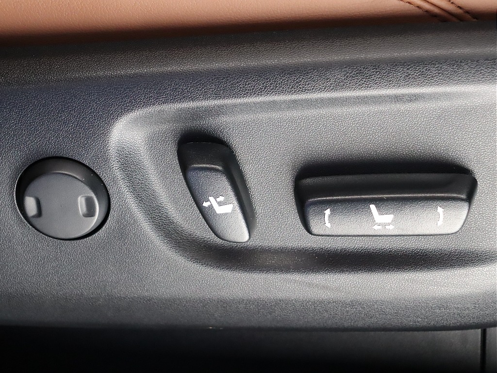 前席は本革パワーシートです！