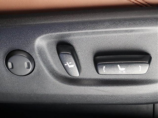 前席は本革パワーシートです！