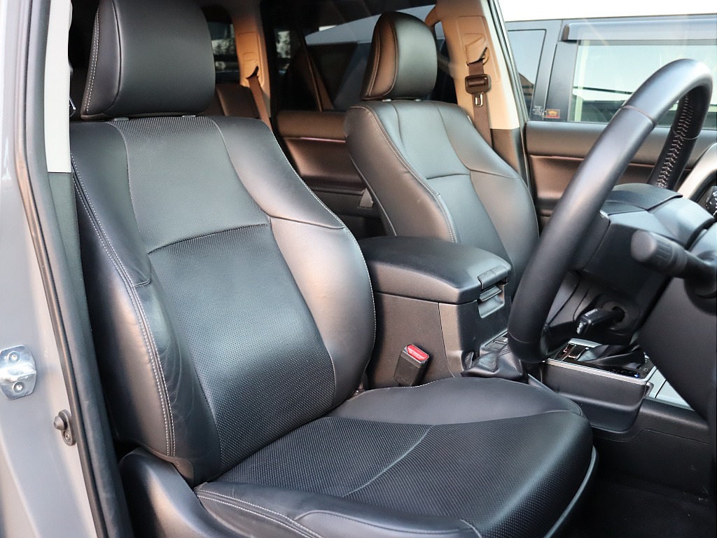 フロントシート！ブラックレザーで高級感がありますね！