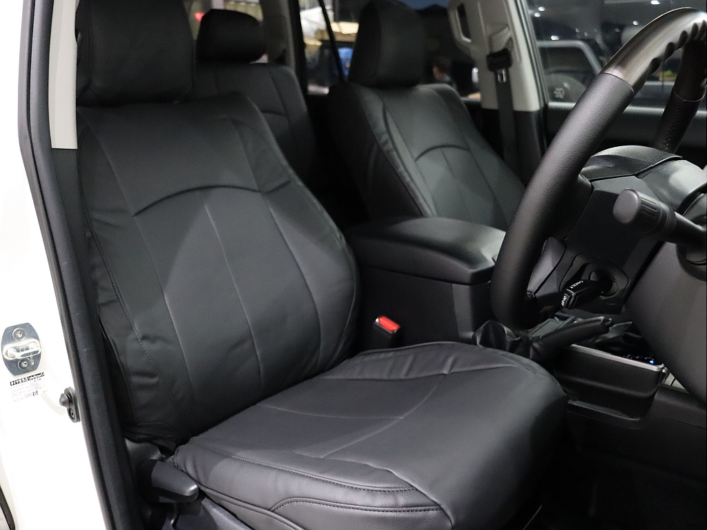 1列目シート！ブラックシートカバー装備！