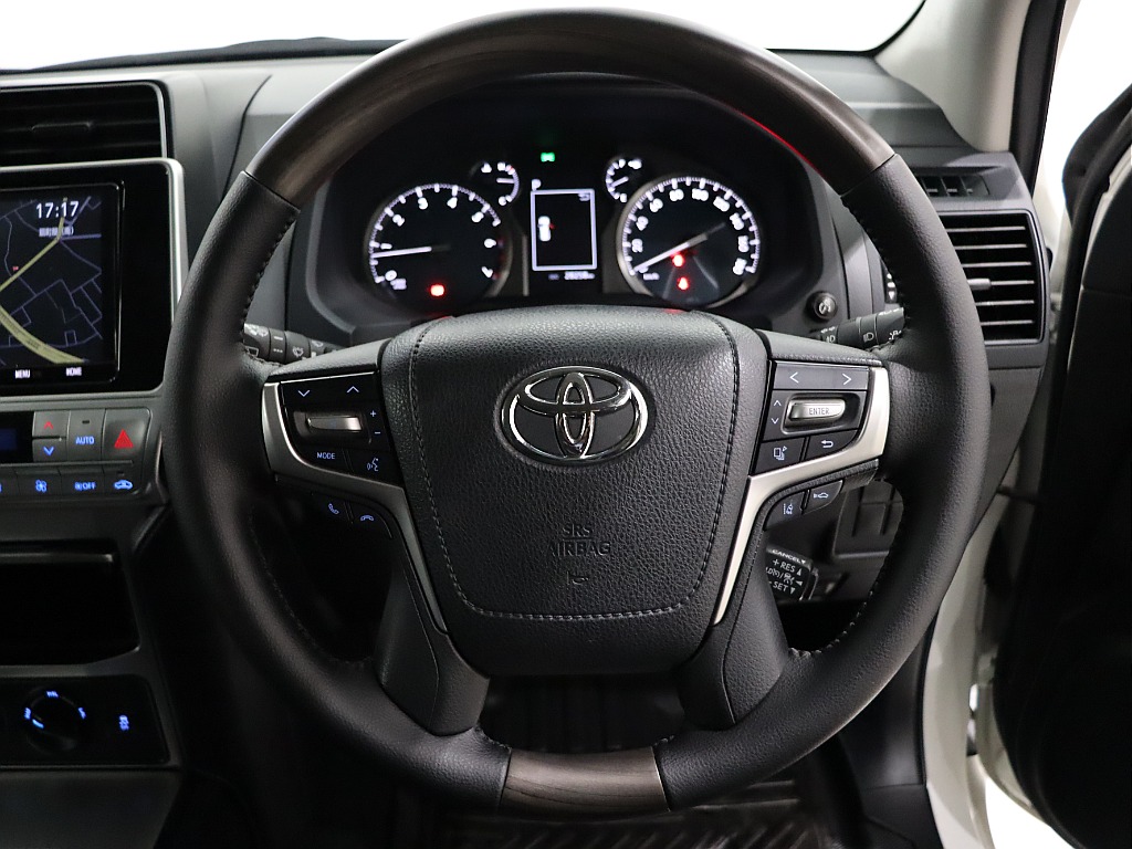 新品オリジナルウッドコンビステアリング装着！