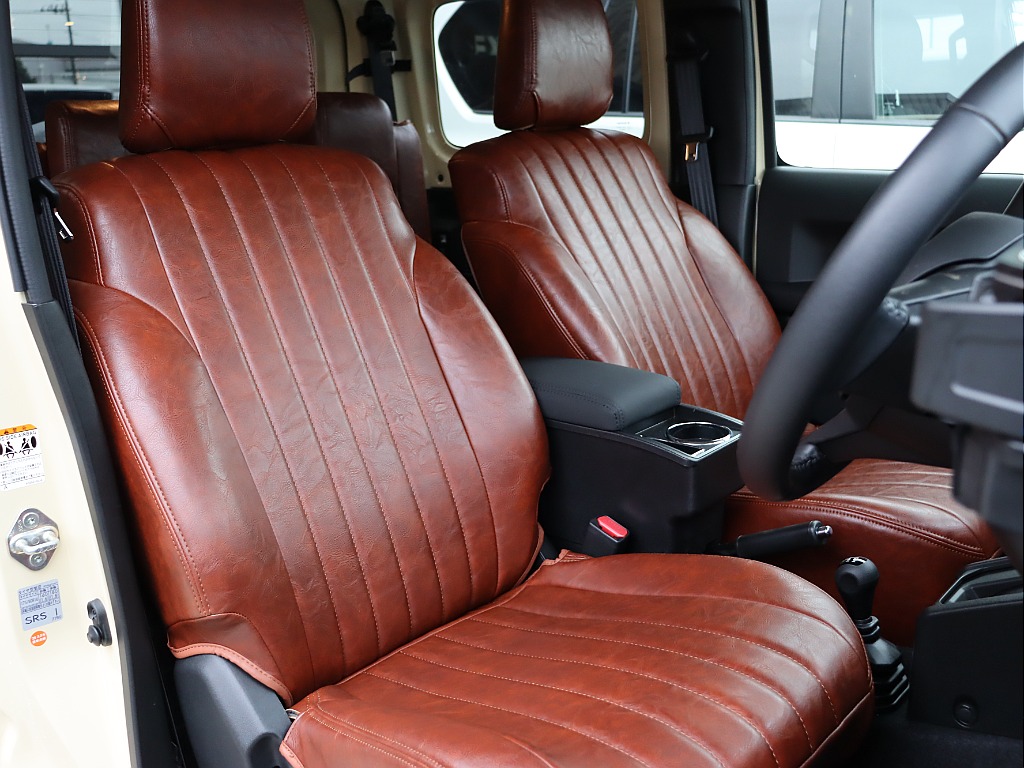 社外シートカバー装備！シンプルな作りで使いやすい仕様となっております！