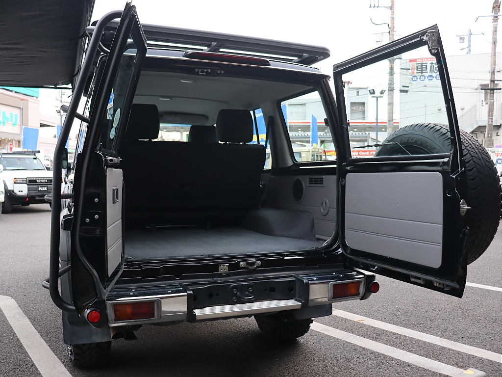 ラゲッジドアは懐かしの観音開き！