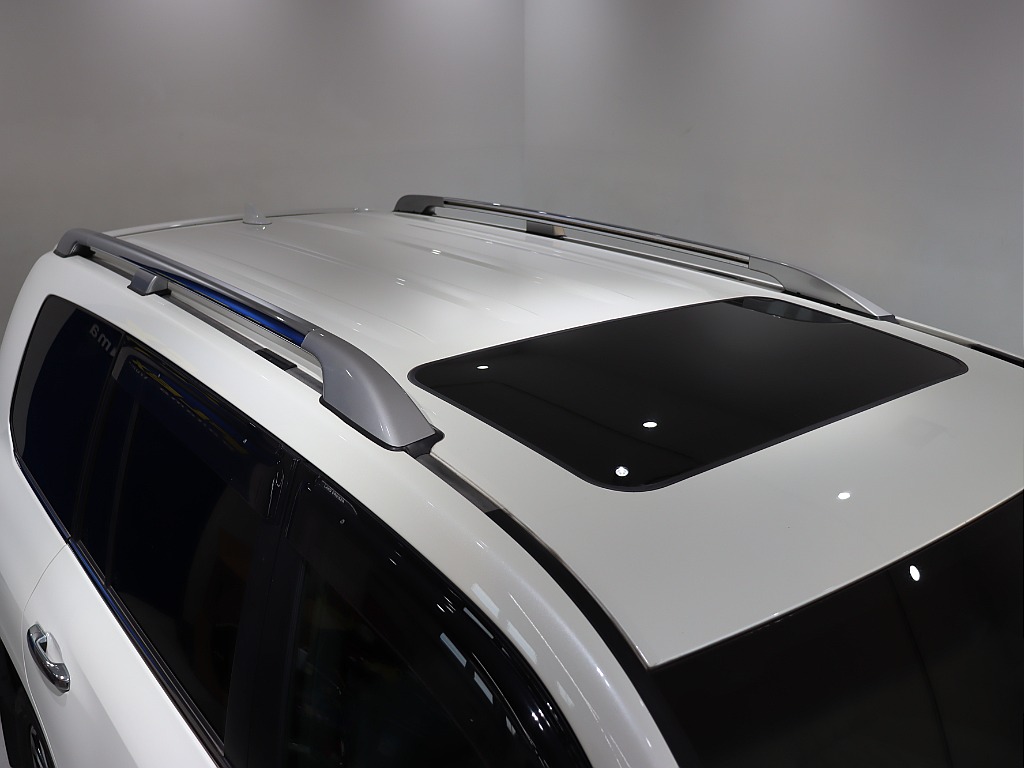 ルーフレールも専用メッキ加飾！