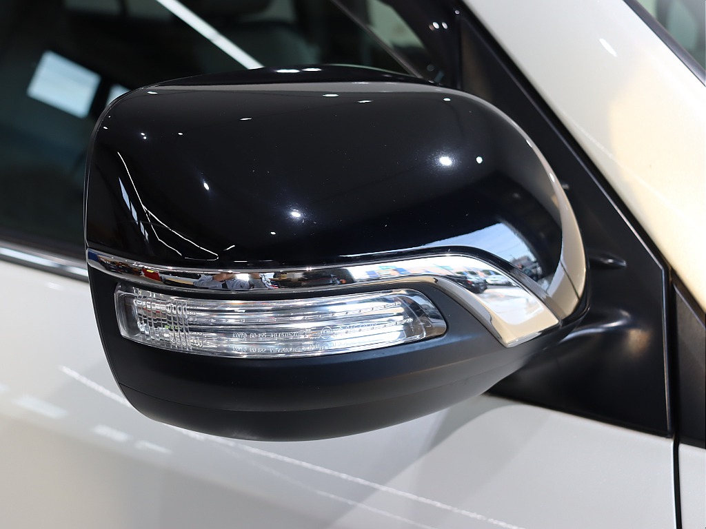 サイドミラーも専用ブラック×メッキ加飾！