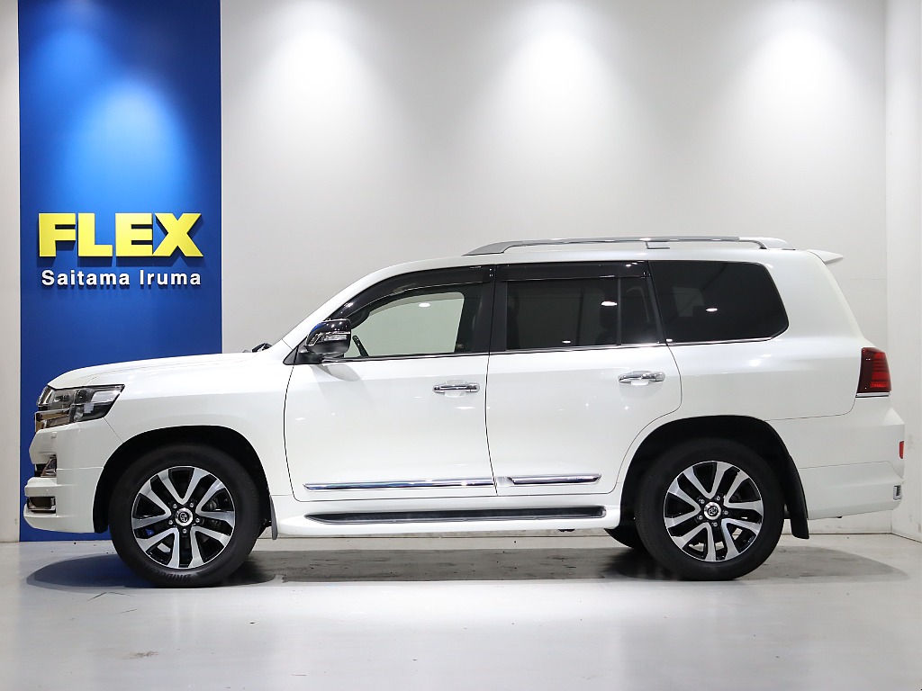 フルサイズSUVで迫力のサイドビュー！