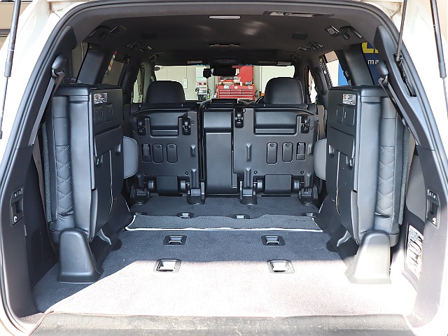 サードシートを格納してもラゲッジは広々お使いいただけます！