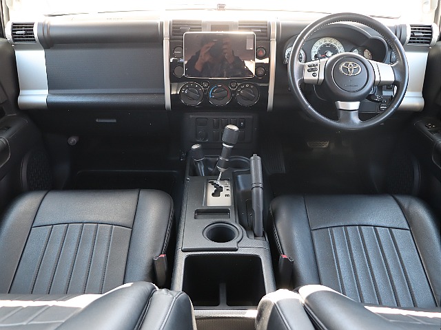 遊び心あふれるインパネまわり！シートカバー装備済み！