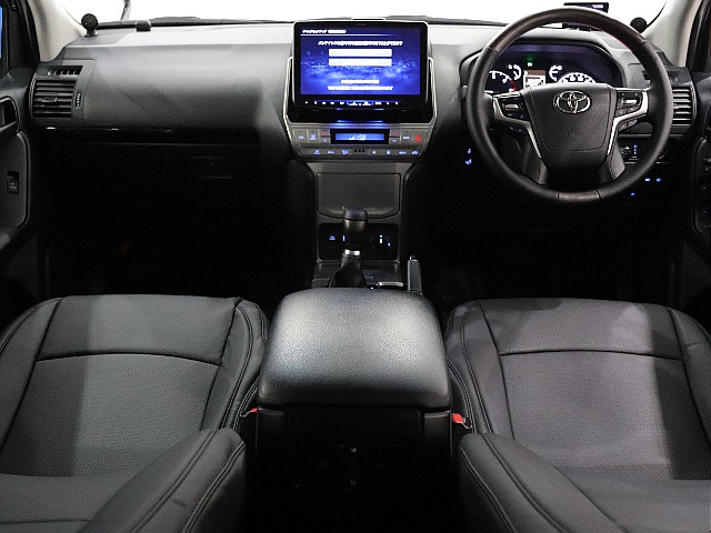 ブラック基調の落ち着いた内装！