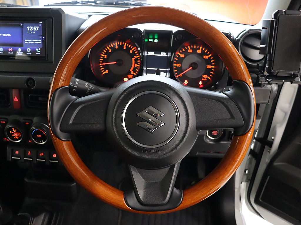 REALウッドコンビステアリング装備！