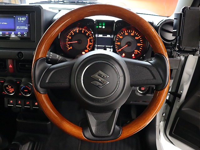 REALウッドコンビステアリング装備！