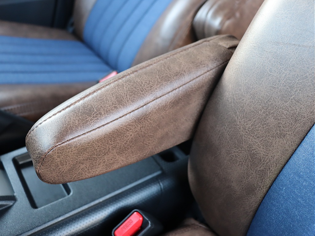 アームレストもシートカバーによってリフレッシュ！