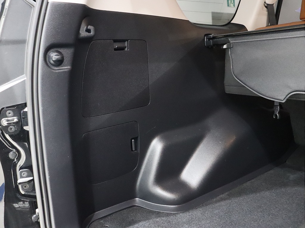 ラゲッジ内張りの状態も良好です！