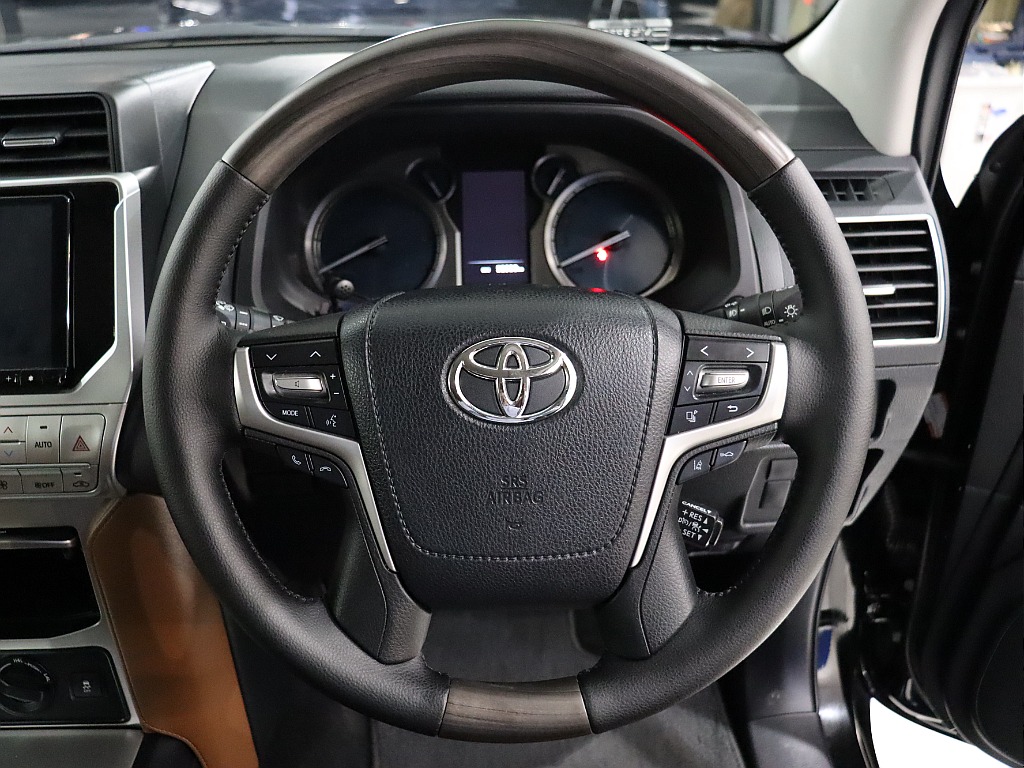 新品オリジナルウッドコンビステアリング装着！