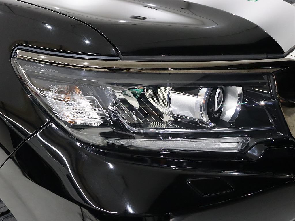 ヘッドライト！ガーニッシュは専用ブラックメッキ！