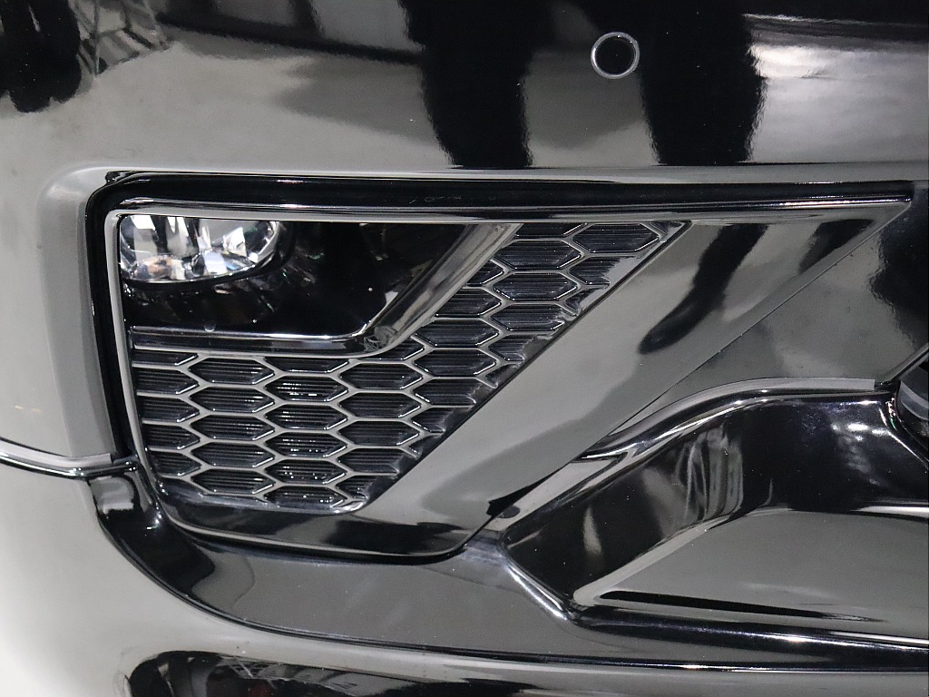 フロントフォグランプ！ガーニッシュは専用ブラック仕様！