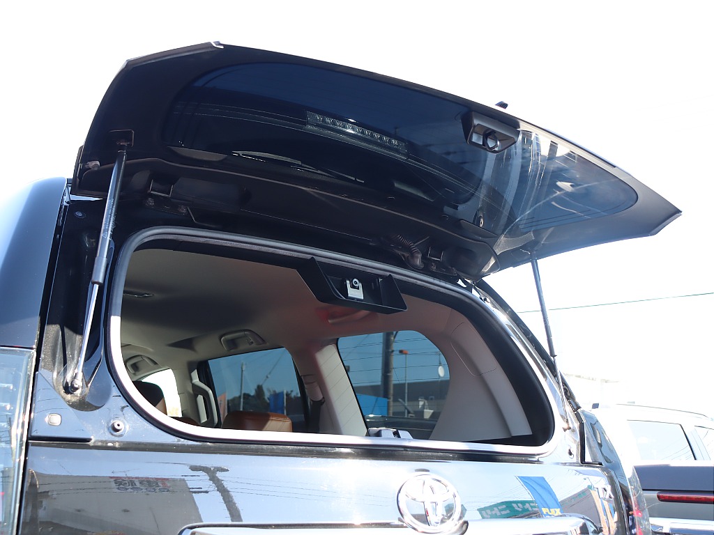 リア窓は開閉可能！
