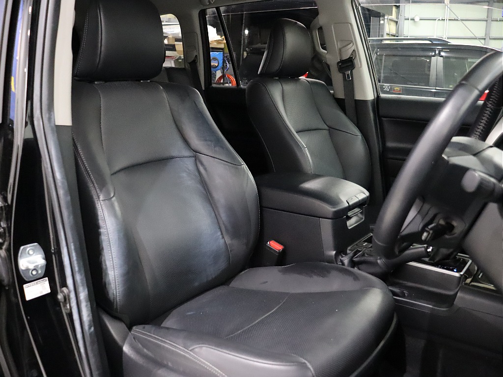 ブラックレザーで高級感あるシートです！