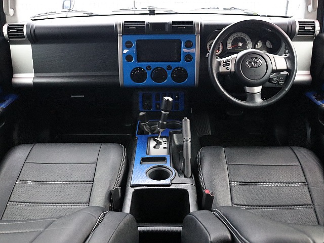 カラーパッケージで内装のブルーも車体色とマッチしています！