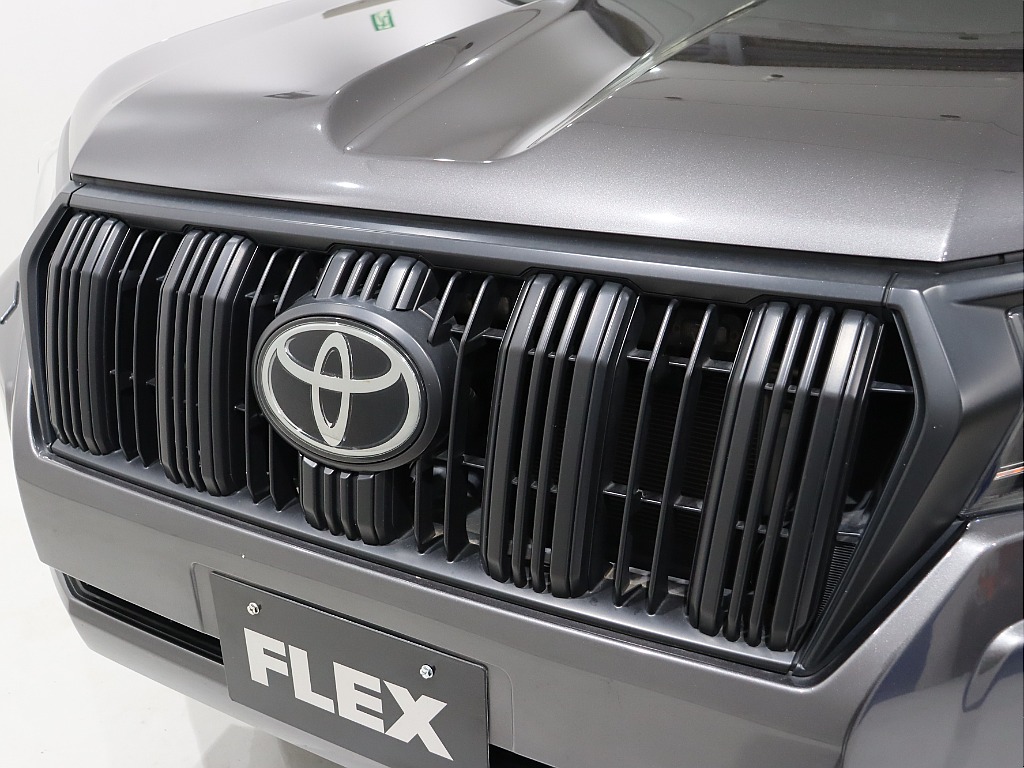 フロントグリルマッドブラック！