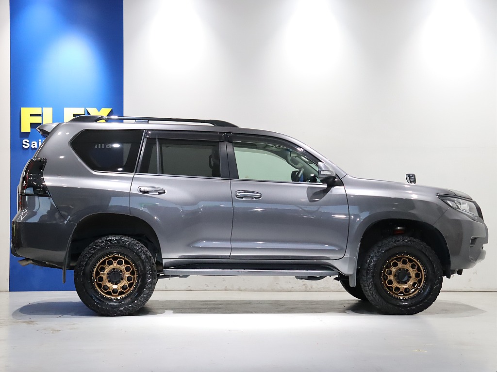 サイドステップ付きで乗り降り楽チン！