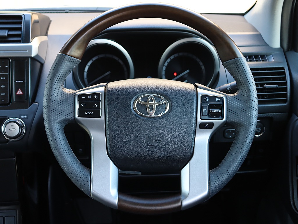 ウッドコンビステアリング装着！