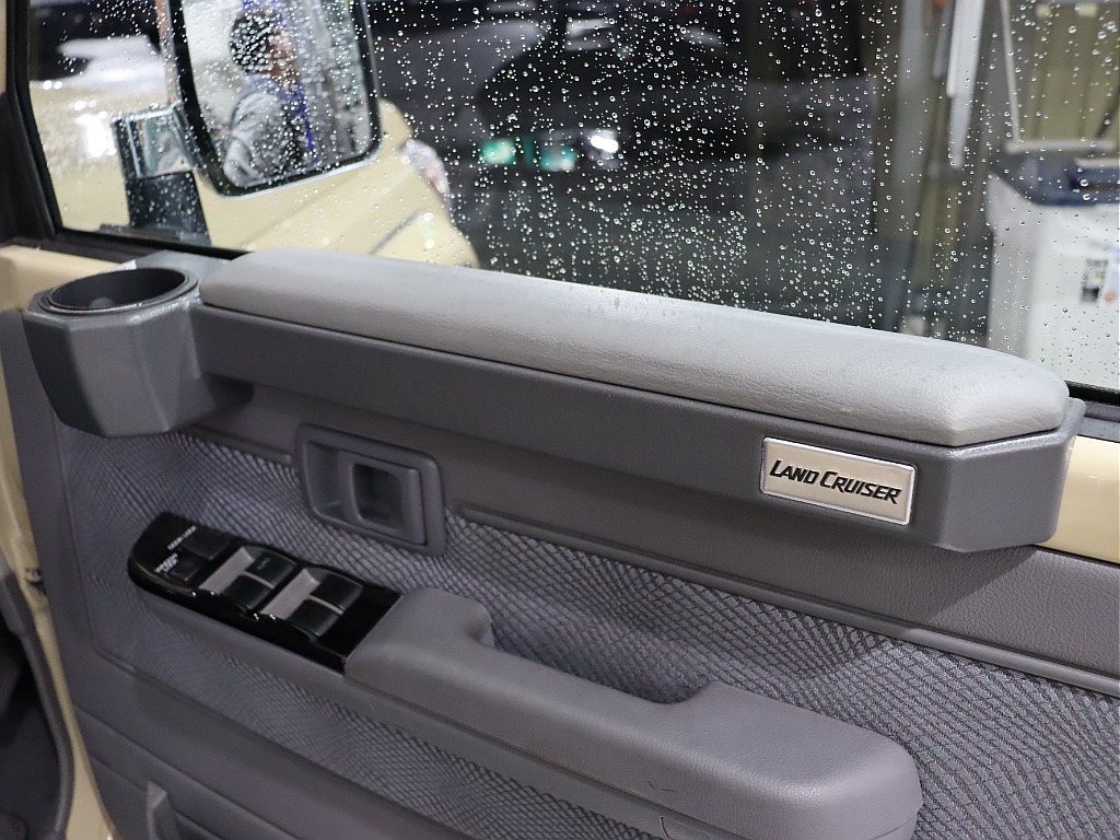 専用ドリンクホルダー増設済み！