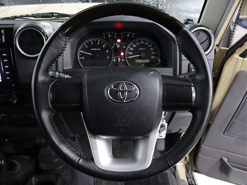 70周年記念ウッド調ステアリング装備！