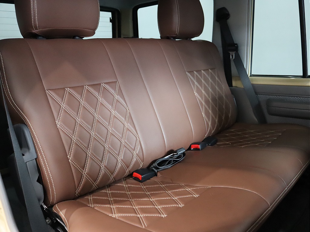 2列目も社外シートカバー装備！