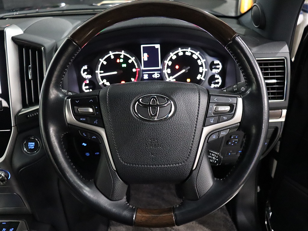 高級感漂うステアリング！