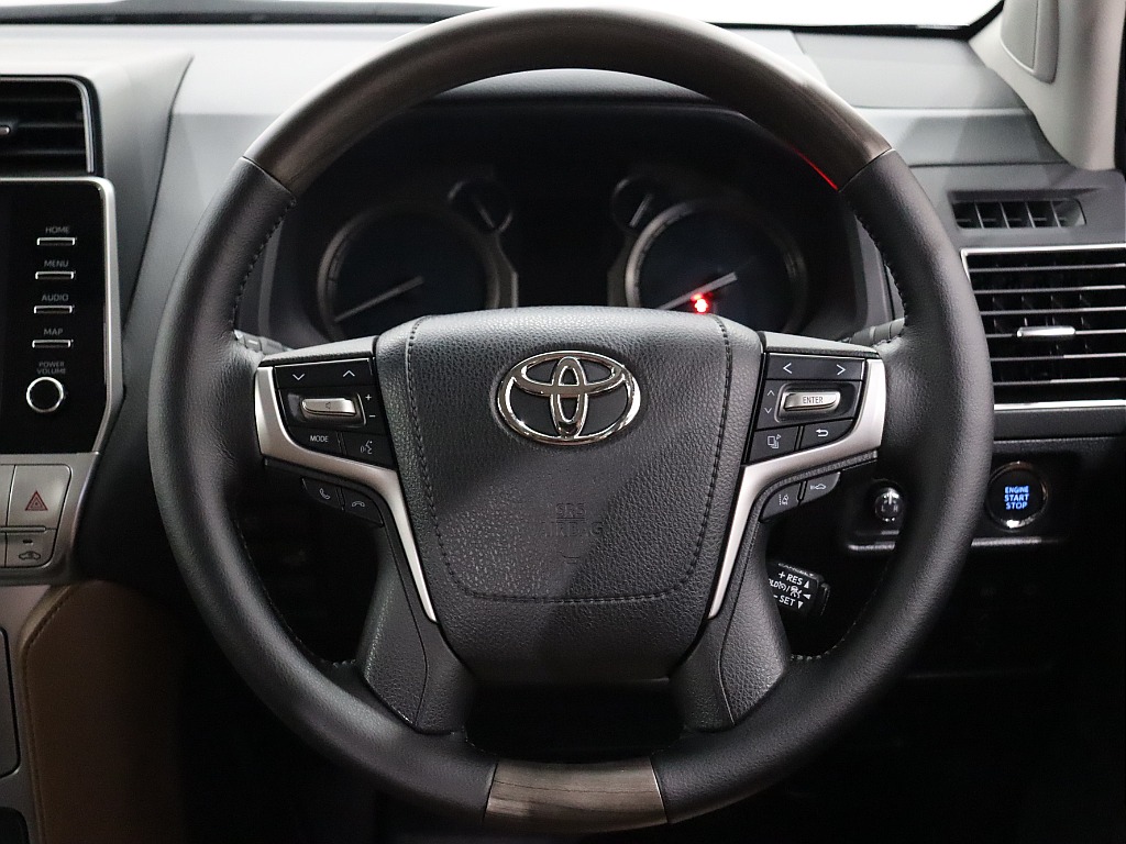 新品ウッドコンビステアリング！