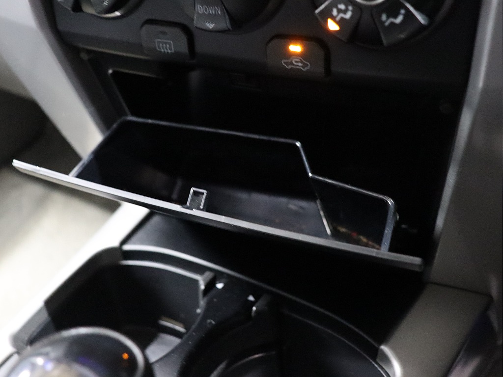 エアコン操作パネルの下には小物入れ！