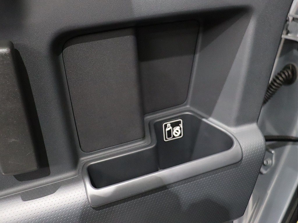 ２列目ドリンクホルダー！