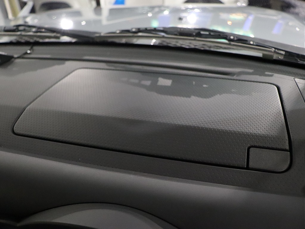 運転席前のダッシュボードには収納スペース！