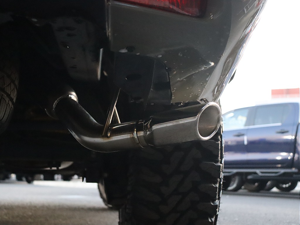 新品FLEXオリジナルサイド出しマフラー装備！