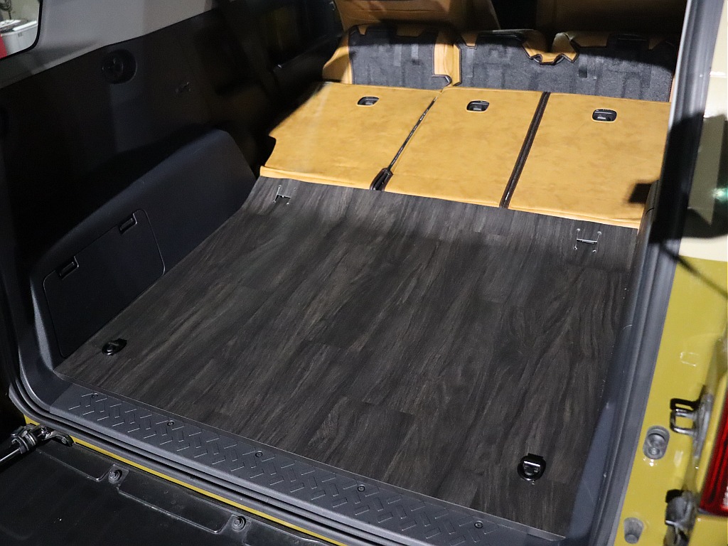 FLEX初！？FJクルーザーに床張り施工！