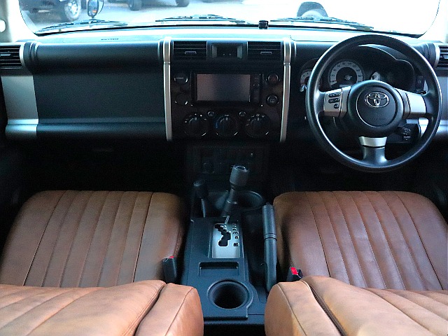 新品ブラウンシートカバー装着！ボディカラーに良い差し色です！