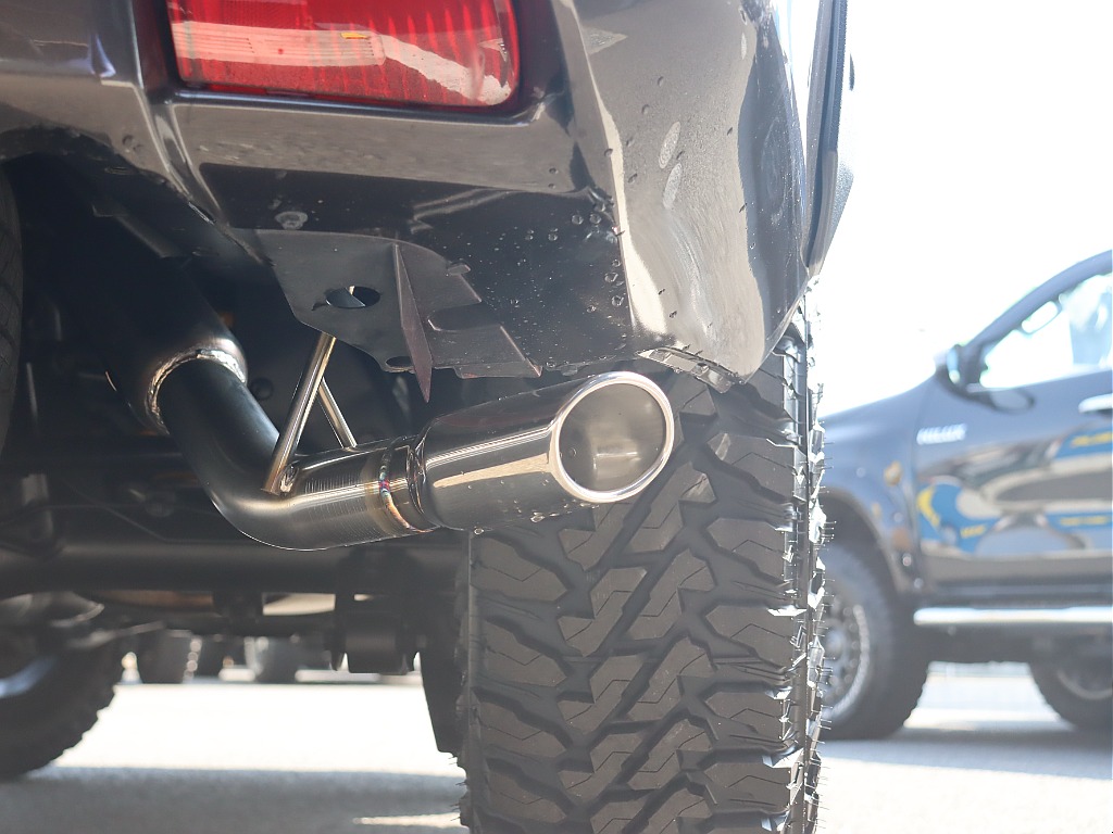 もちろんマフラーはオリジナルサイド出しマフラーを新品装着！