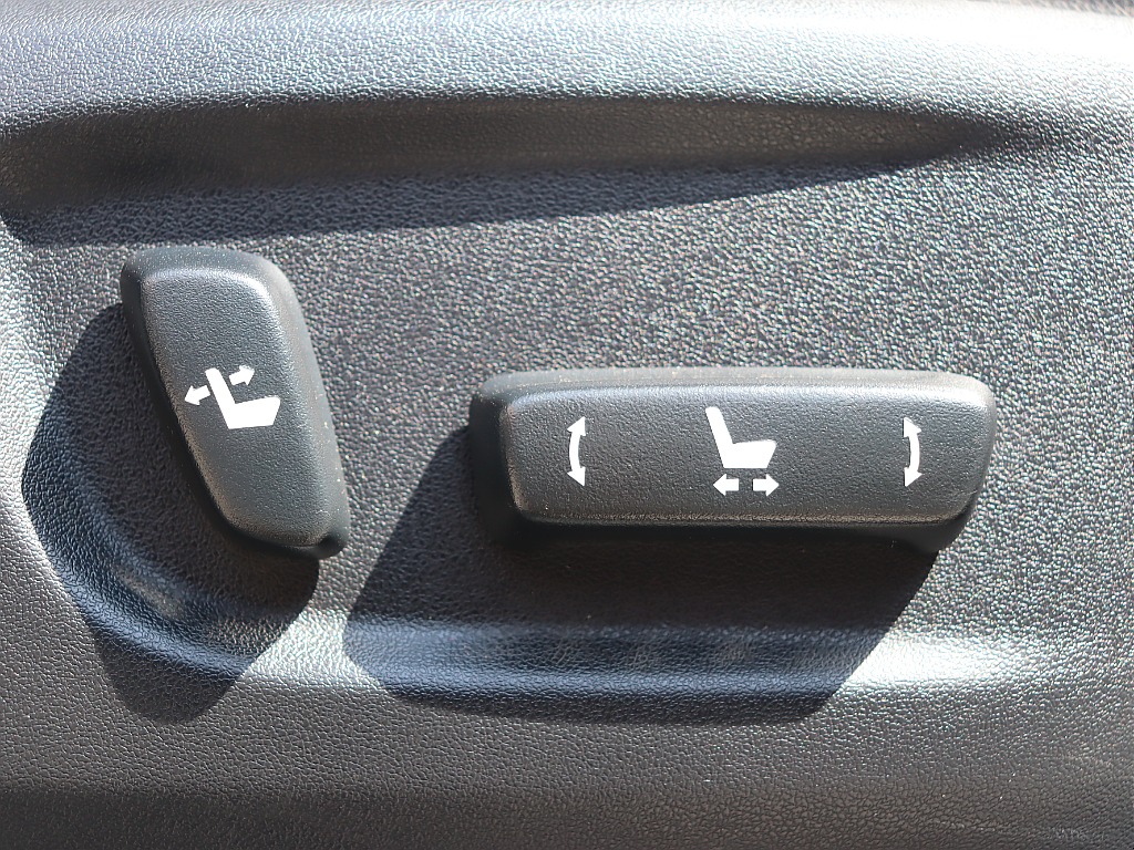 こちらのグレードは前席パワーシートになります！