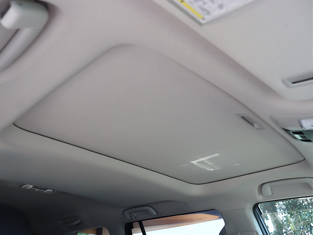 メーカーオプションのサンルーフ付き！