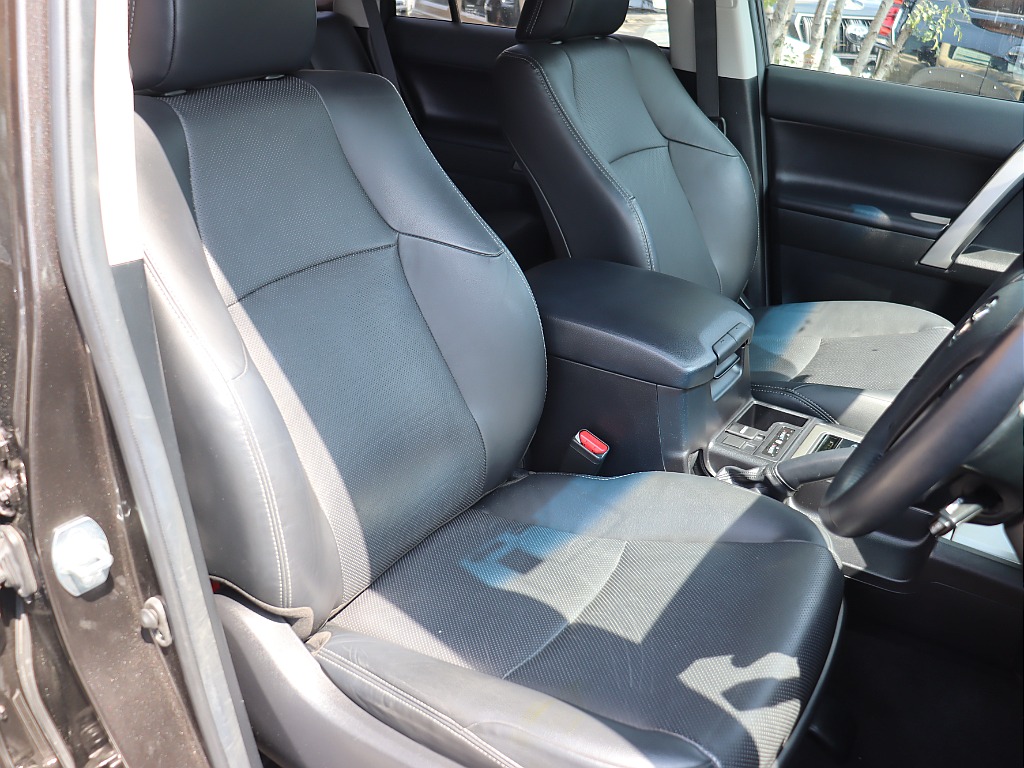 TX-Lグレードですので、高級感あふれるブラックレザーシート！