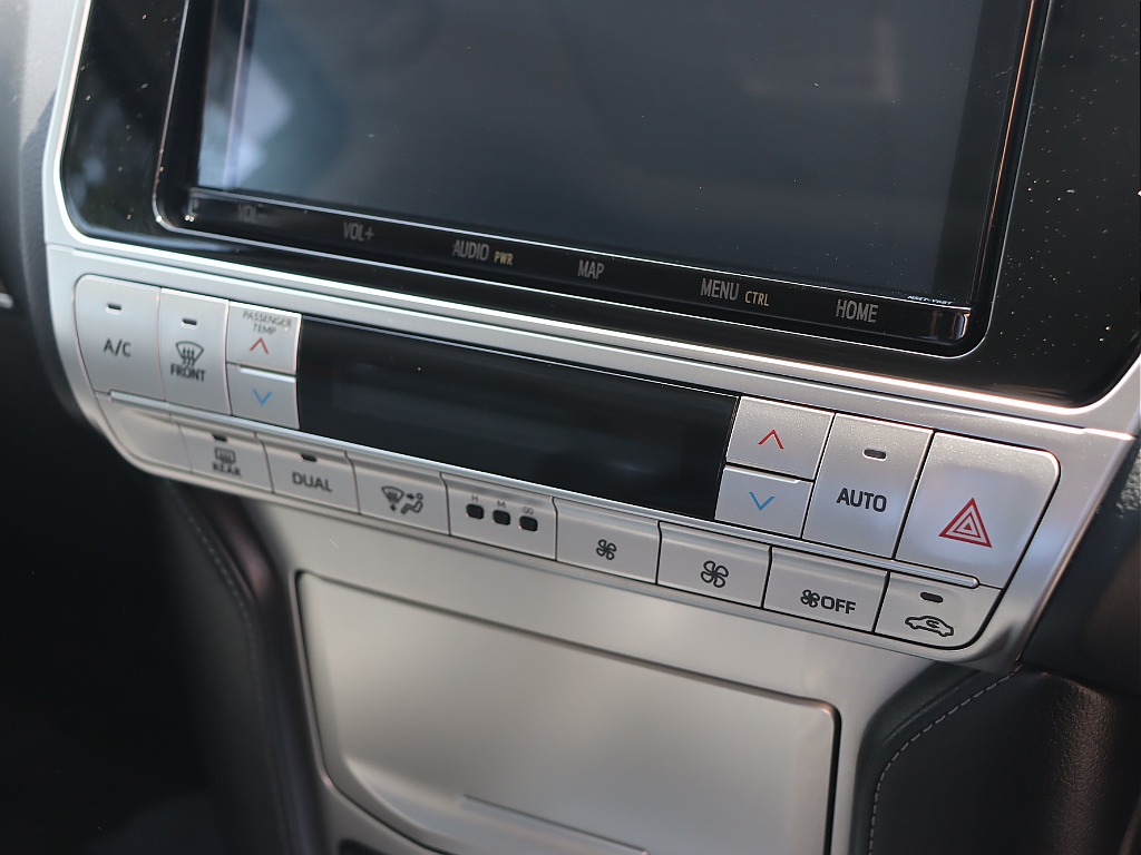 エアコン操作パネルもスタイリッシュです！