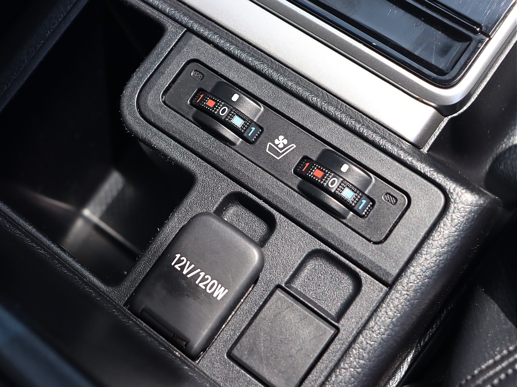 前席はシートヒーター・シートベンチレーション完備！