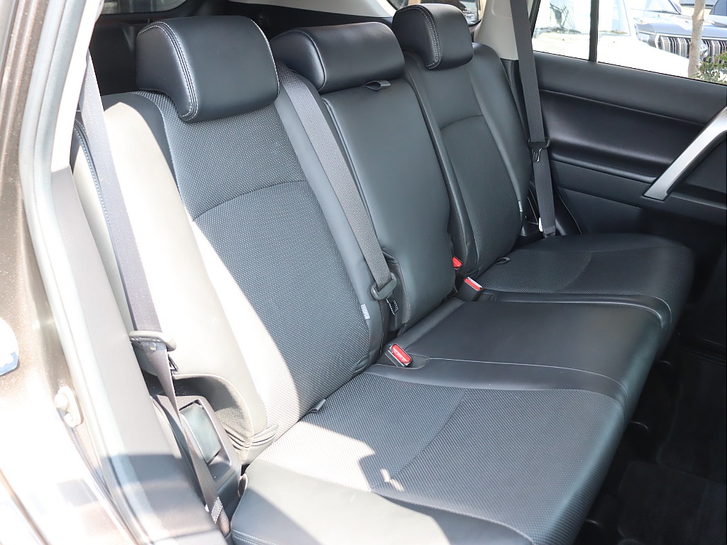 セカンドシートもゆったりお座りいただけます！