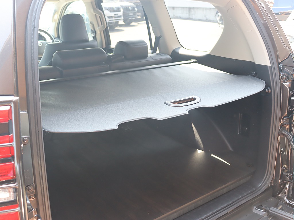 5人乗りですのでラゲッジトノカバー装備！