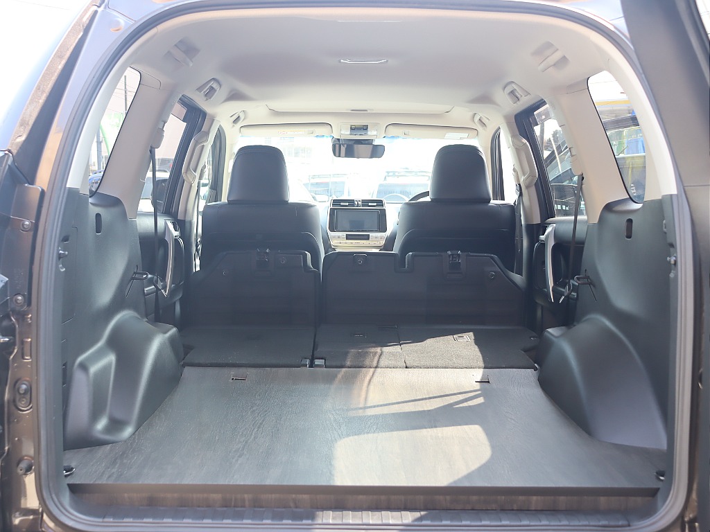 セカンドシート収納時はより広々したラゲッジスペースが確保できます！
