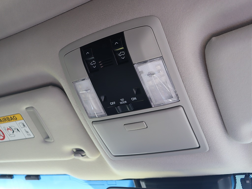 ルームランプはLEDに変更されています！