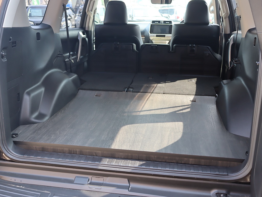 プラドでは珍しい【床張り施工】を実施したお車です！！